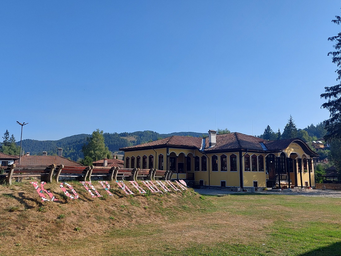 Foto pueblo histórico de Koprivshtitsa, escuela de los santos Cirilo y Metodio, Bulgaria