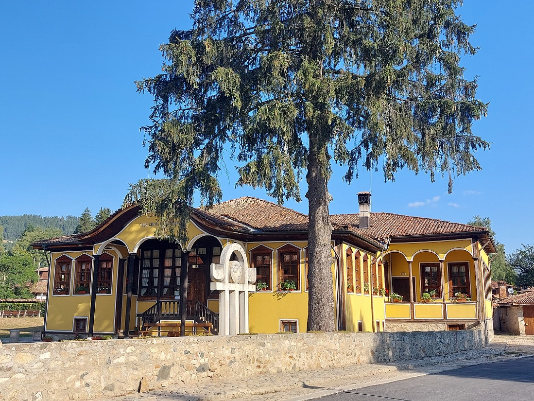 Foto pueblo histórico de Koprivshtitsa, escuela de los santos Cirilo y Metodio, Bulgaria