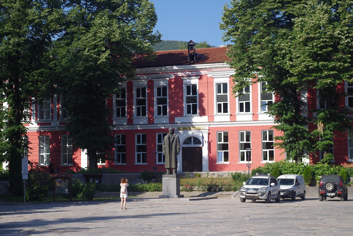 Foto pueblo histórico de Koprivshtitsa, ayuntamiento, Bulgaria