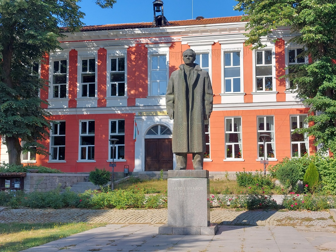 Foto pueblo histórico de Koprivshtitsa, ayuntamiento, Bulgaria