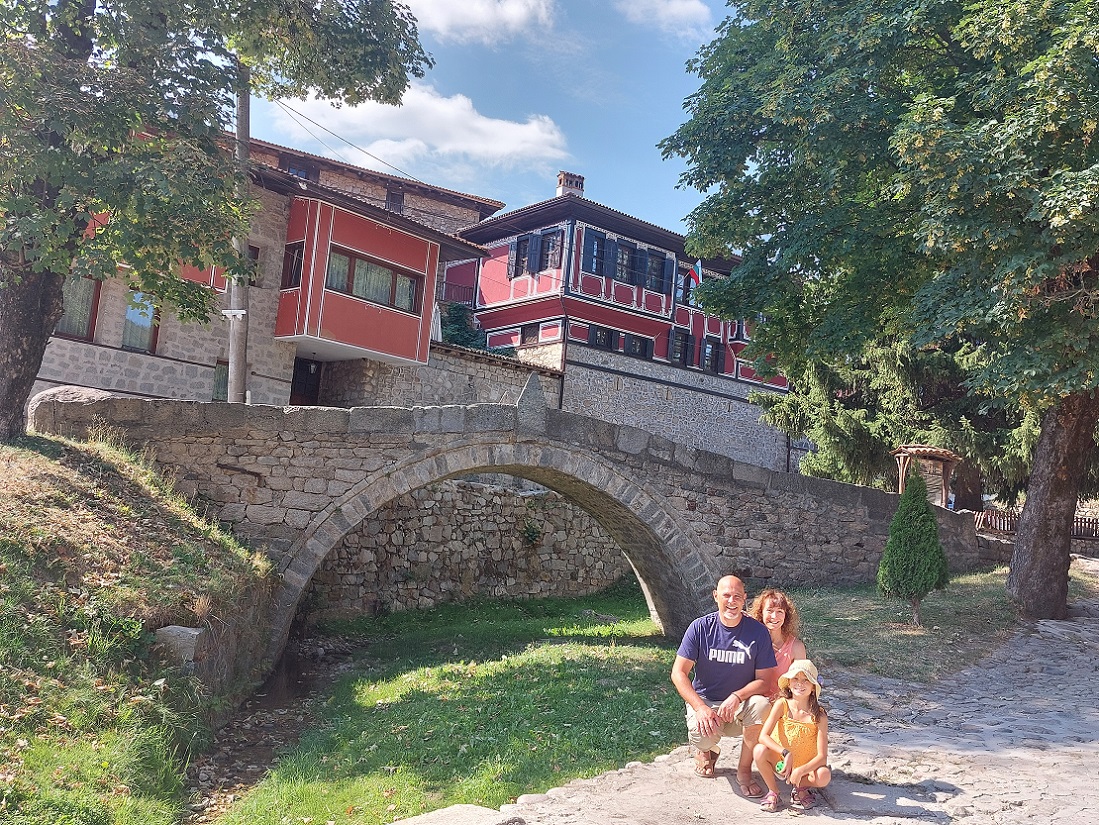 Foto pueblo histórico de Koprivshtitsa, puente kalachev o del primer disparo, Bulgaria