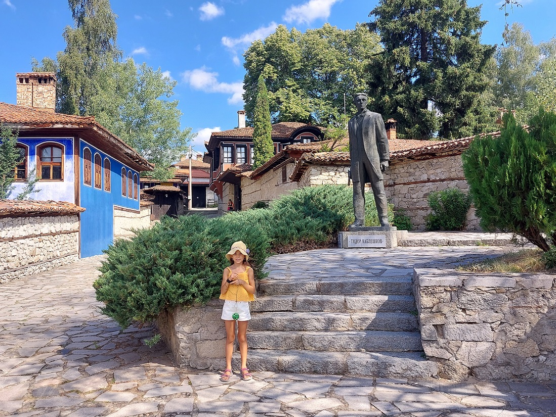 Foto pueblo histórico de Koprivshtitsa, estatua Todor Kableshkov, Bulgaria