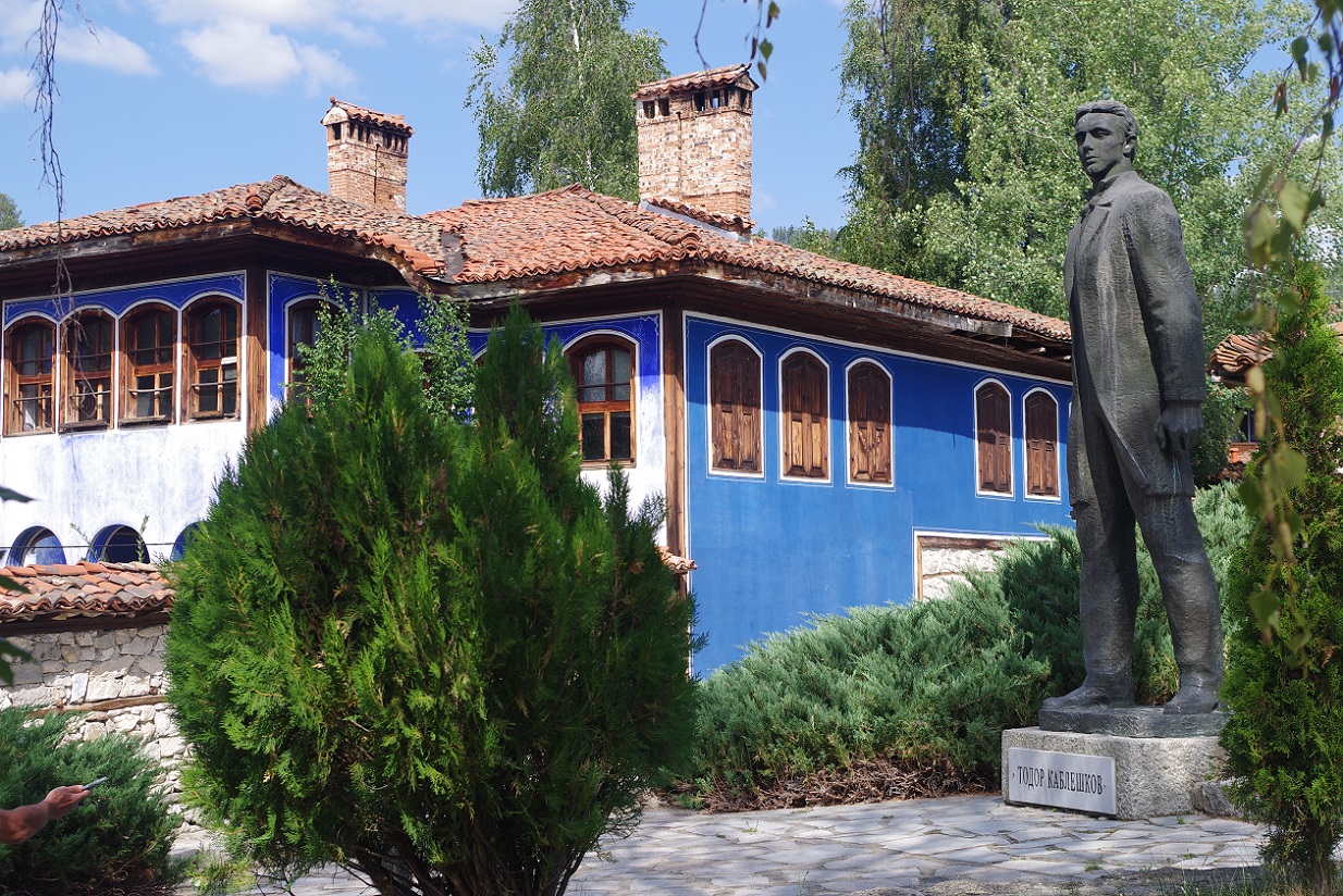 Foto pueblo histórico de Koprivshtitsa, estatua Todor Kableshkov, Bulgaria