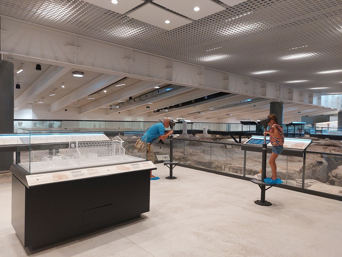 Foto en casco histórico de Plovdiv, basílica paleocristiana episcopal romana, Bulgaria