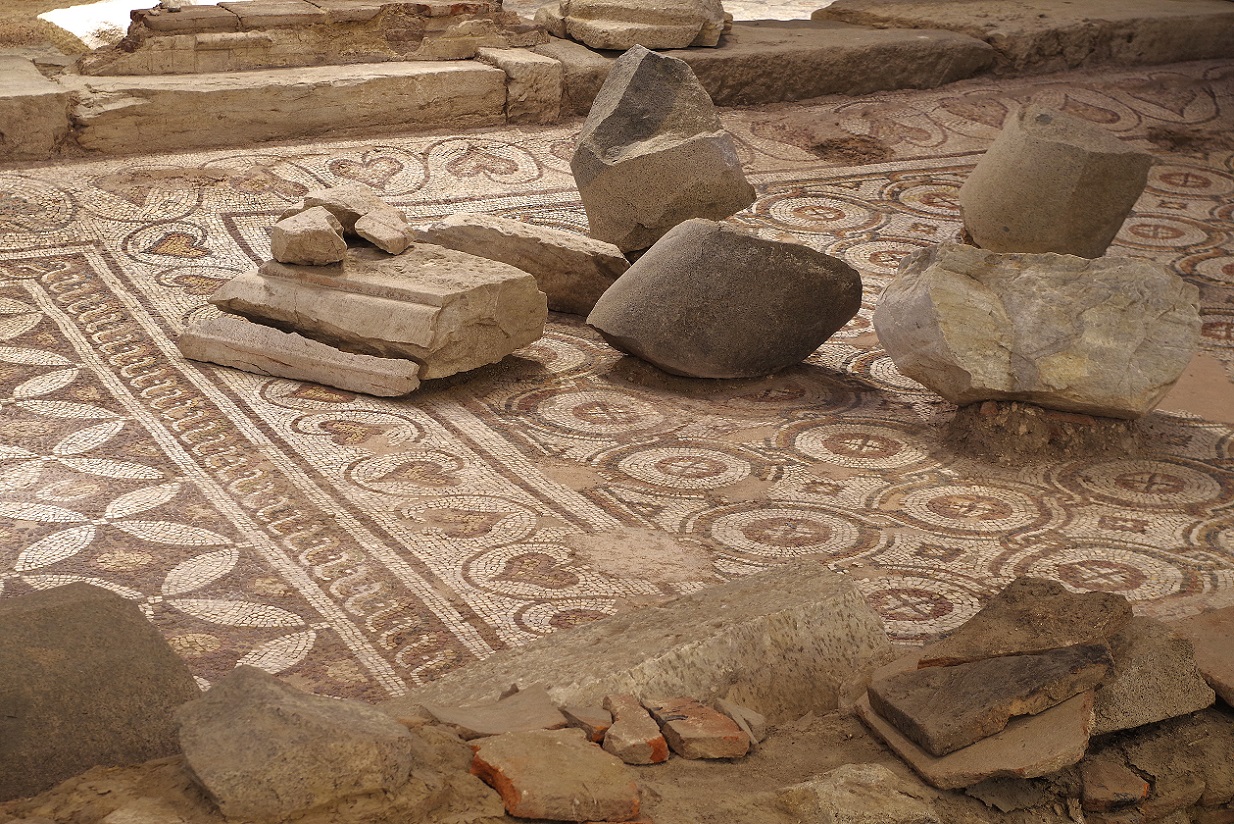 Foto en casco histórico de Plovdiv, basílica paleocristiana episcopal romana, Bulgaria