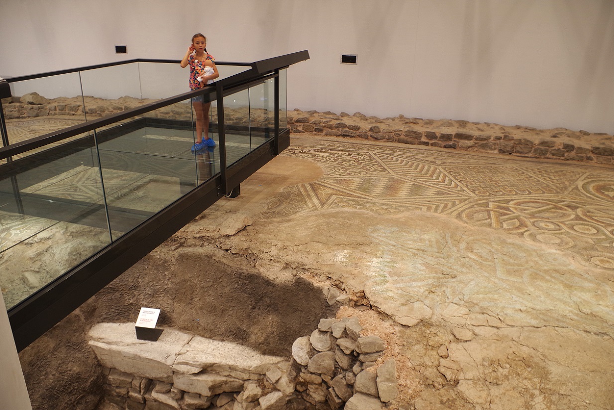 Foto en casco histórico de Plovdiv, basilica paleocristiana episcopal romana, Bulgaria