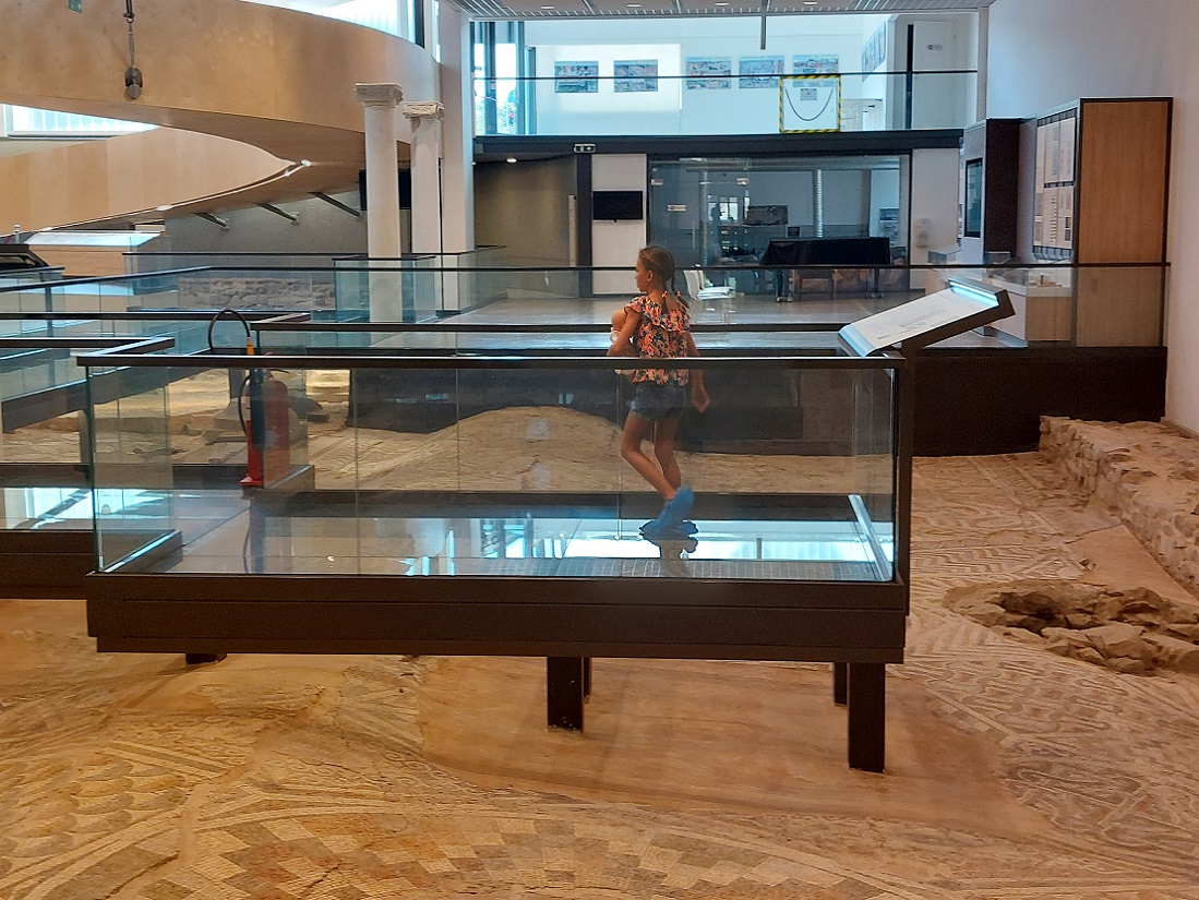 Foto en casco histórico de Plovdiv, basílica paleocristiana episcopal romana, Bulgaria