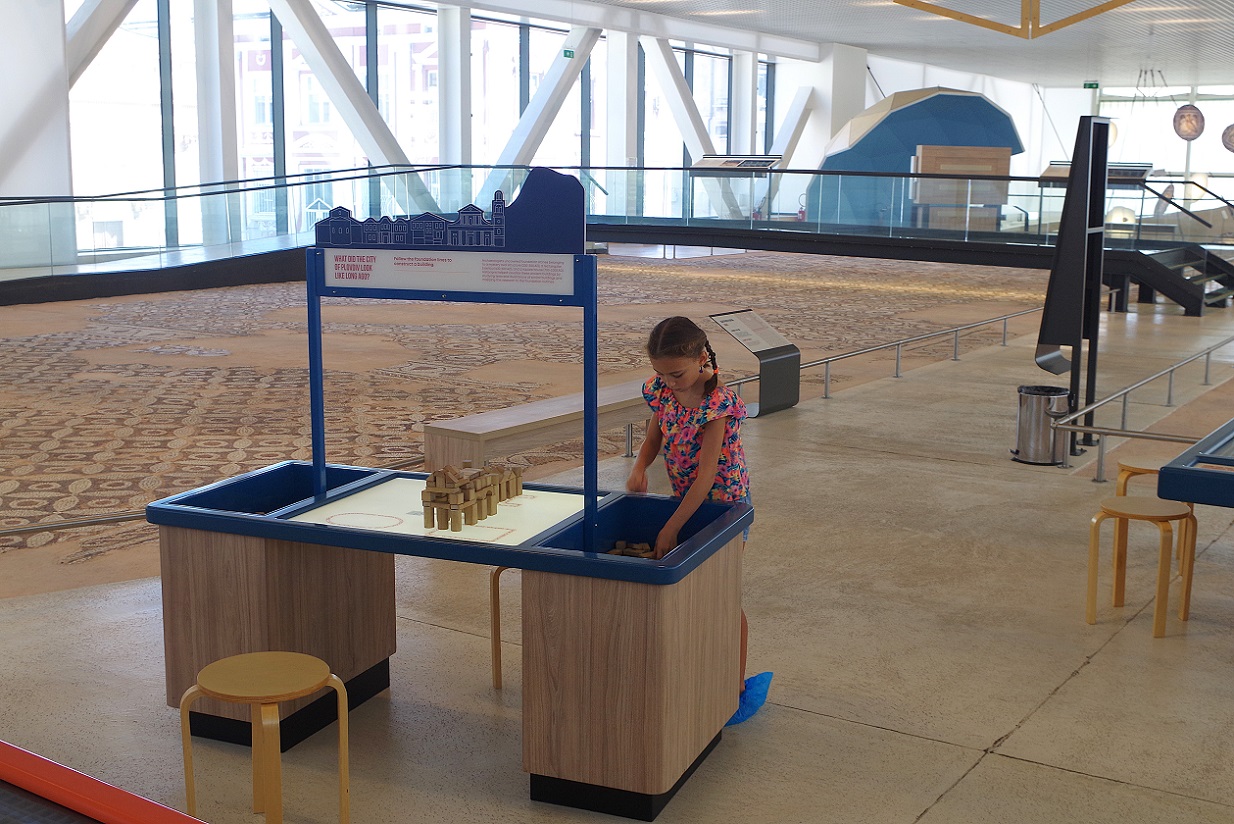 Foto en casco histórico de Plovdiv, basílica paleocristiana episcopal romana, Bulgaria