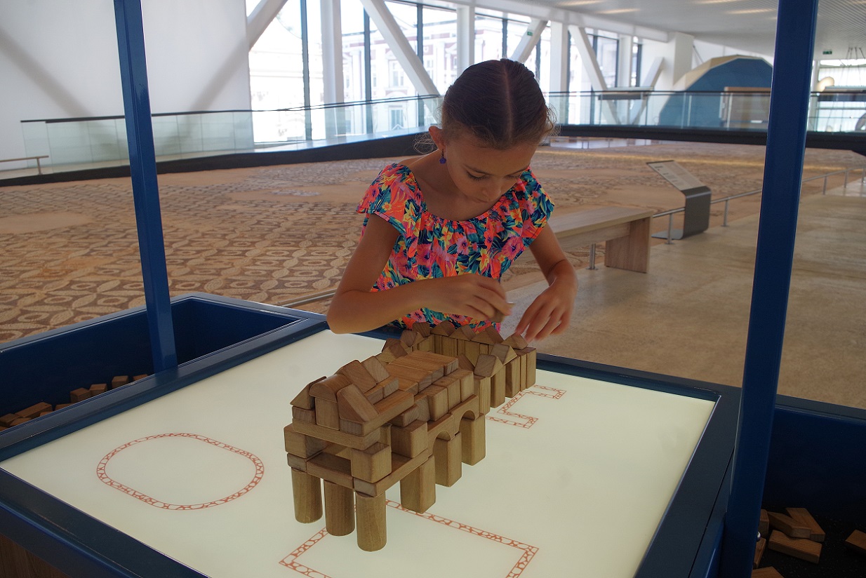 Foto en casco histórico de Plovdiv, basílica paleocristiana episcopal romana, Bulgaria