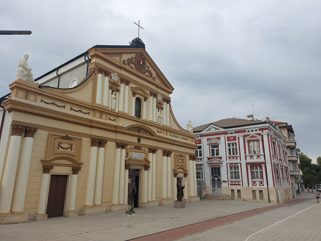 Foto casco histórico de Plovdiv, catedral de San Luis, Bulgaria