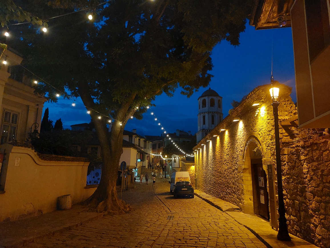 Foto nocturna casco histórico de Plovdiv por la noche, Bulgaria