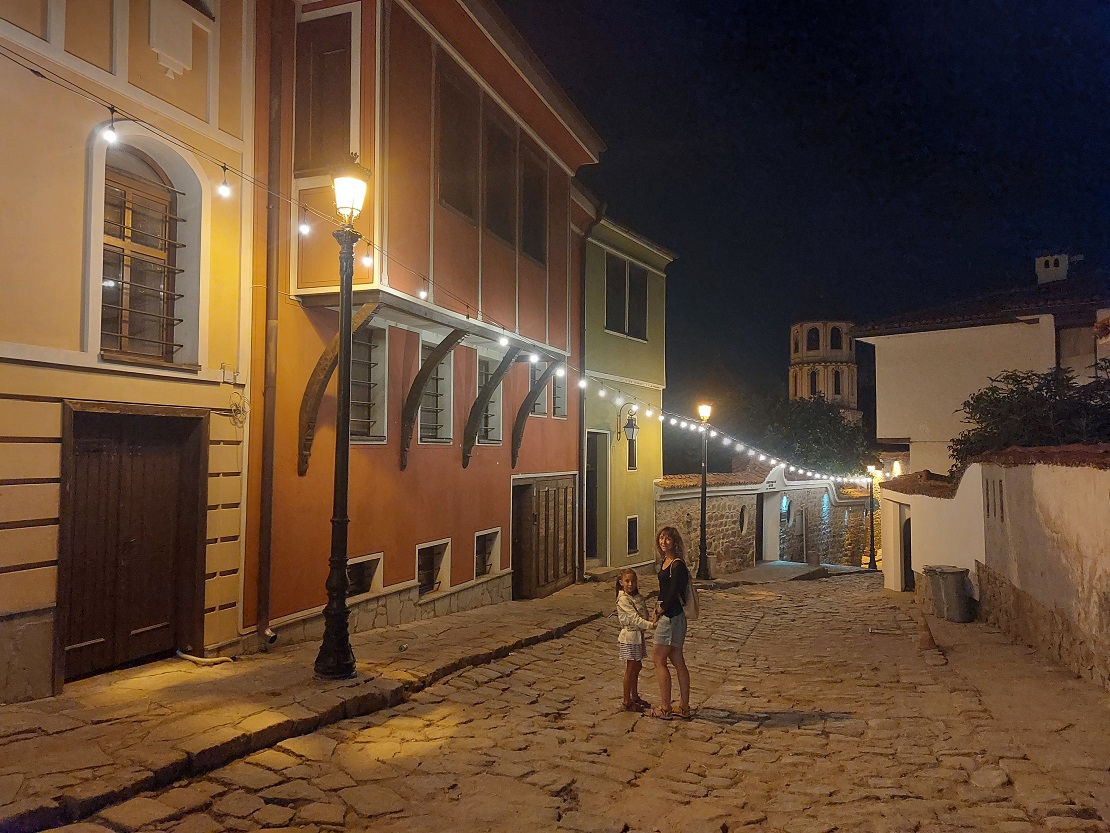 Foto nocturna casco histórico de Plovdiv por la noche, Bulgaria