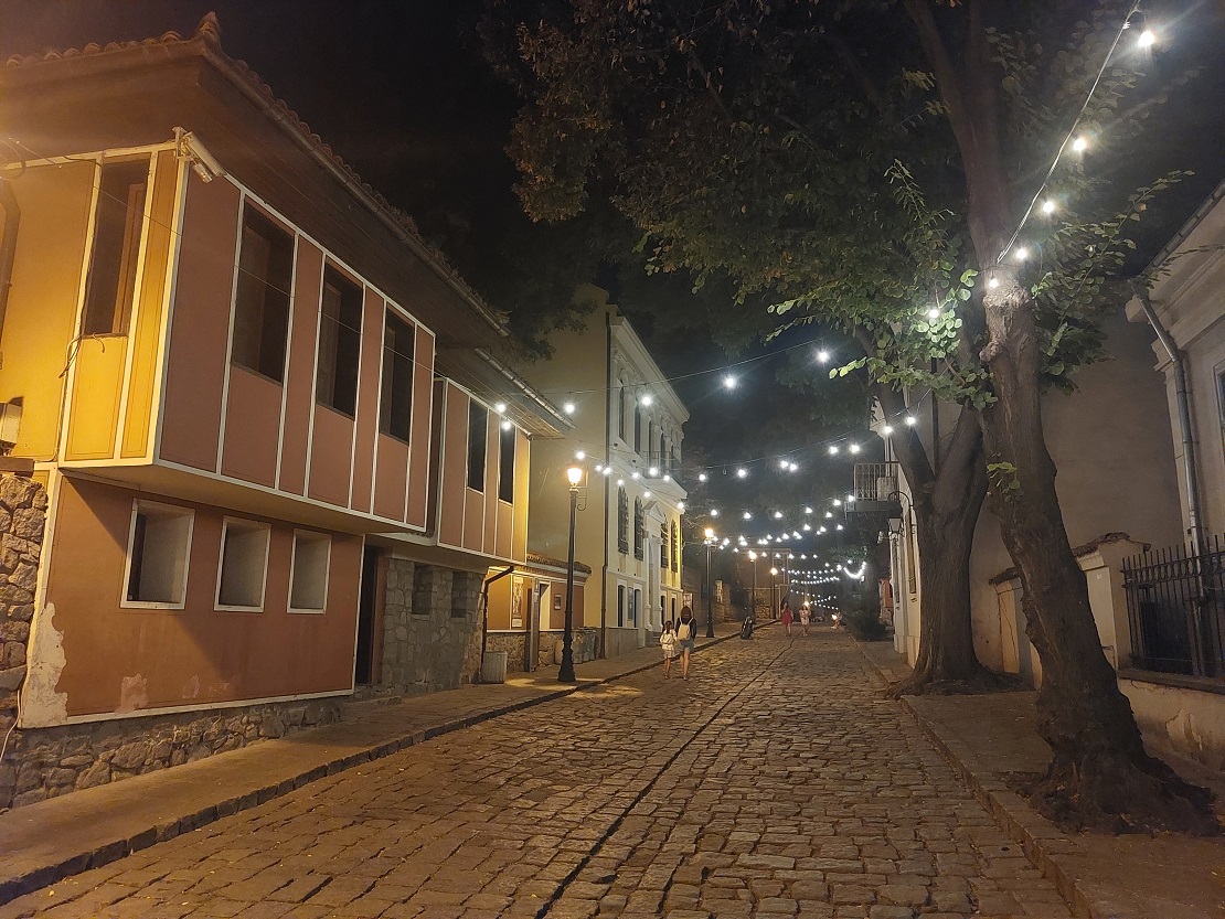 Foto nocturna casco histórico de Plovdiv por la noche, Bulgaria