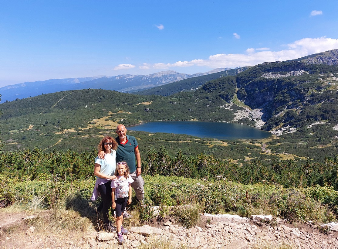 Foto primer lago del parque nacional de los siete lagos de Rila, Bulgaria