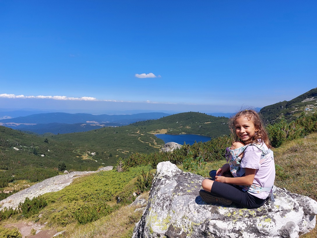 Foto primer lago del parque nacional de los siete lagos de Rila, Bulgaria