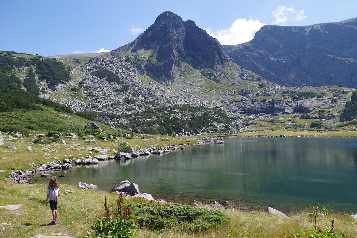 Foto segundo lago del parque nacional de los siete lagos de Rila, Bulgaria