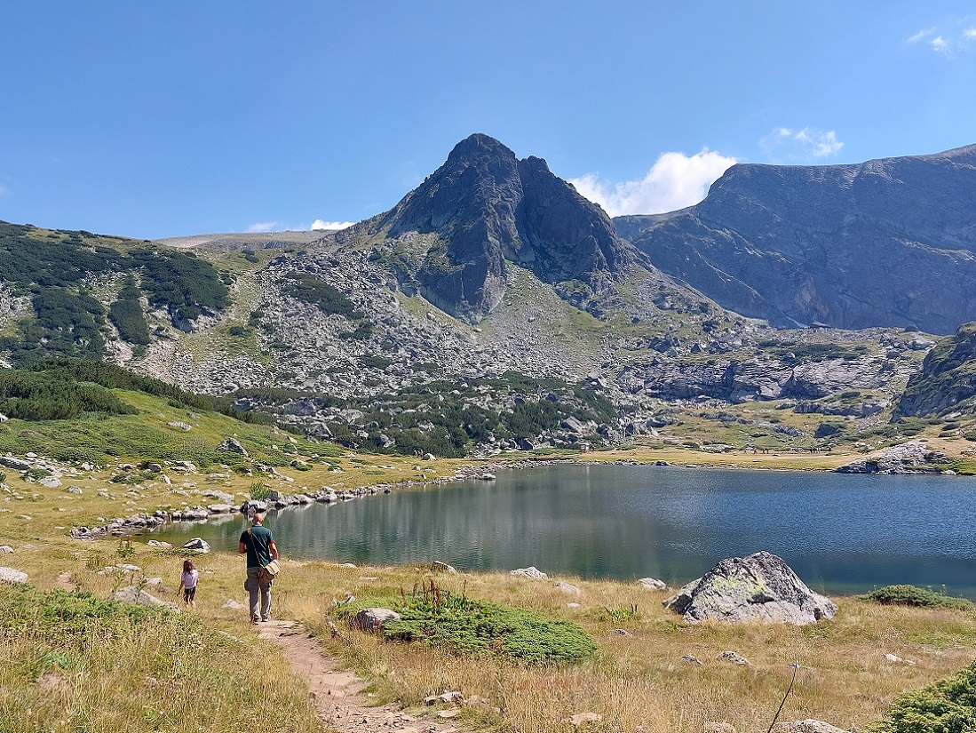 Foto segundo lago del parque nacional de los siete lagos de Rila, Bulgaria