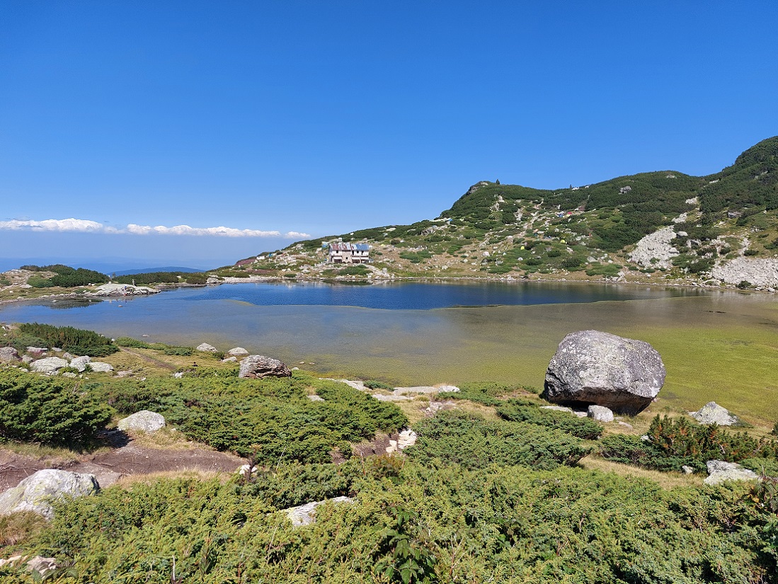 Foto tercer lago del parque nacional de los siete lagos de Rila, Bulgaria