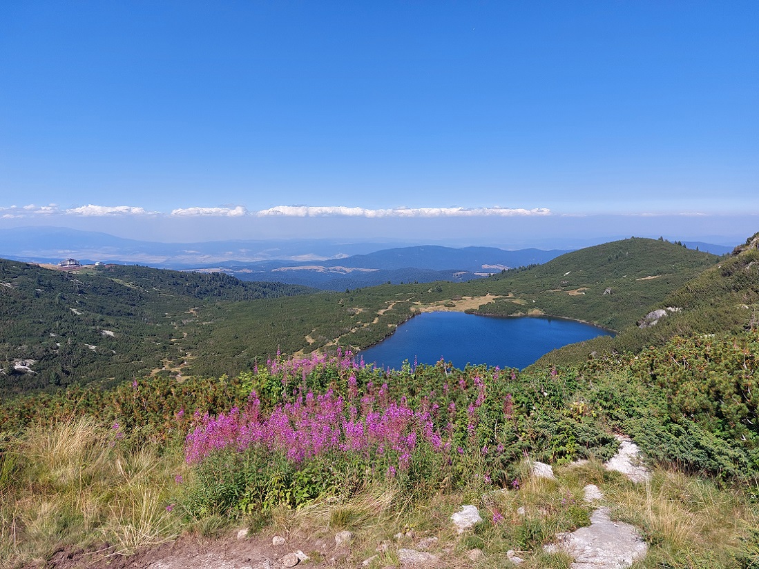 Foto primer lago del parque nacional de los siete lagos de Rila, Bulgaria