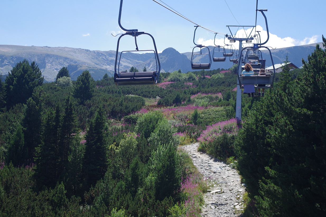 Foto telesilla del parque nacional de los siete lagos de Rila, Bulgaria