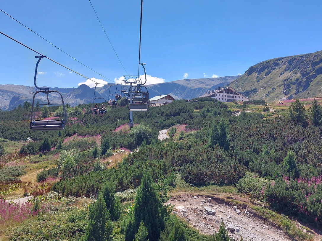 Foto telesilla del parque nacional de los siete lagos de Rila, Bulgaria