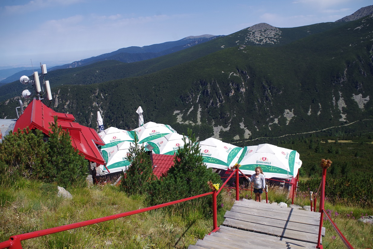 Foto telecabina de Yastrebets, terraza con vistas, pico Musala, parque nacional de Rila, Bulgaria