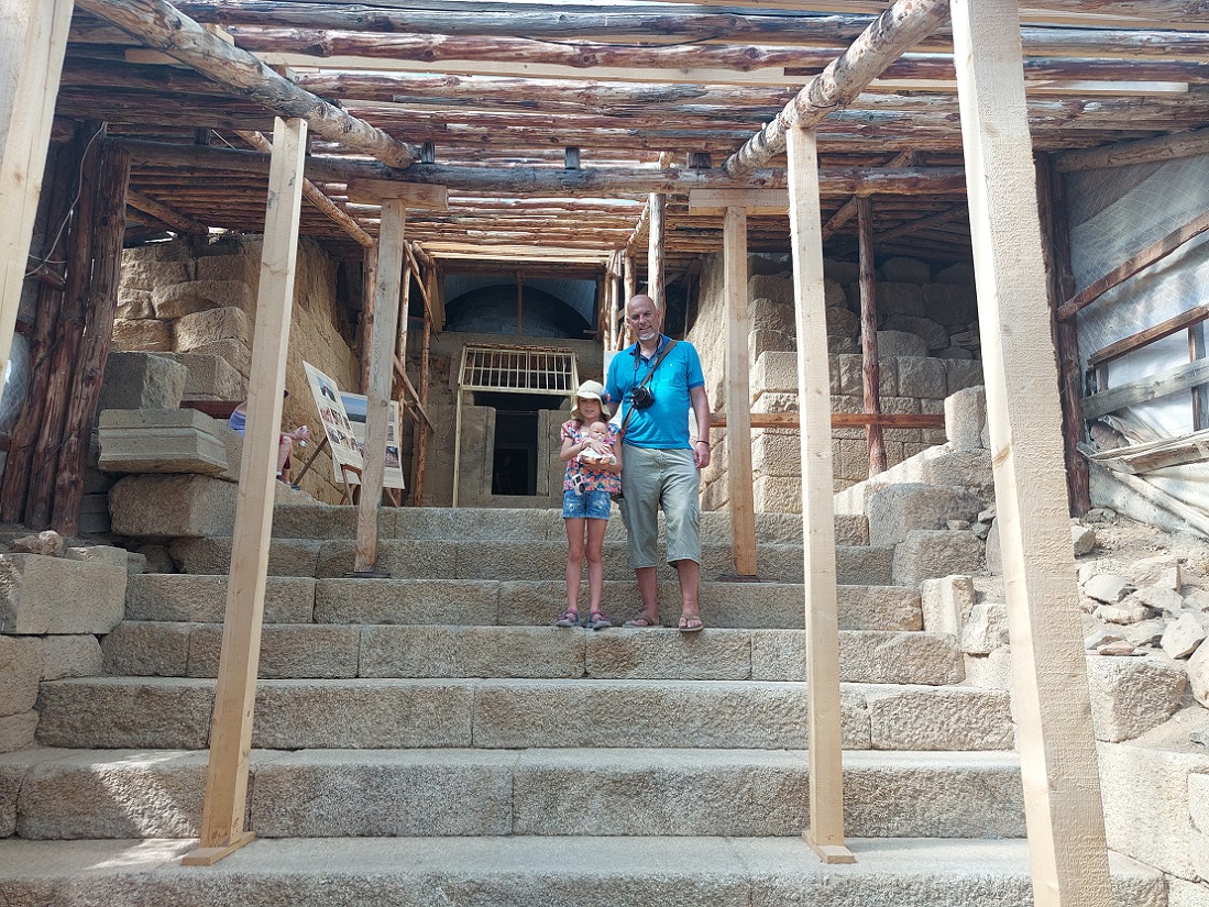 Foto tumba túmulo tracia de Chetinyova Mogila, Starosel, Bulgaria