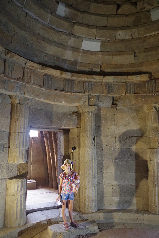 Foto tumba túmulo tracia de Chetinyova Mogila, Starosel, Bulgaria