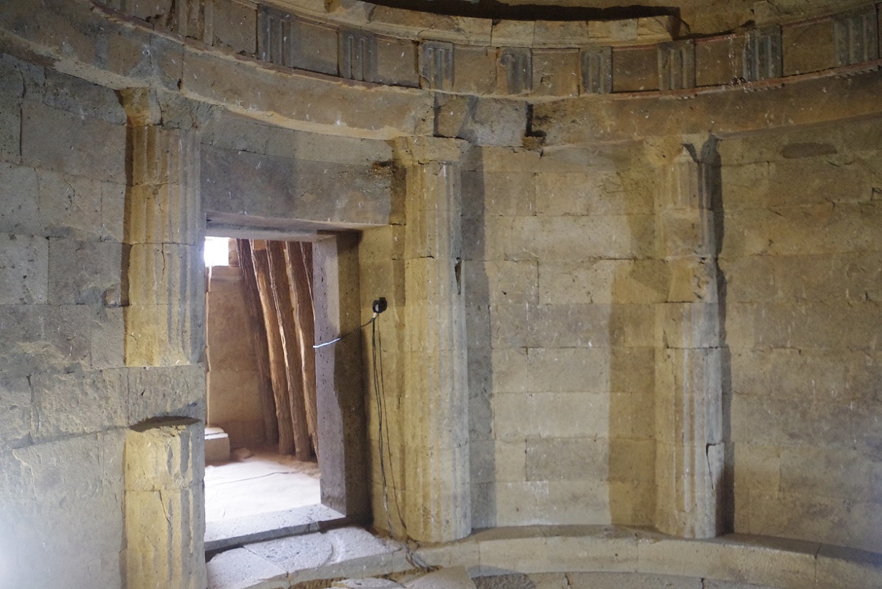 Foto tumba túmulo tracia de Chetinyova Mogila, Starosel, Bulgaria