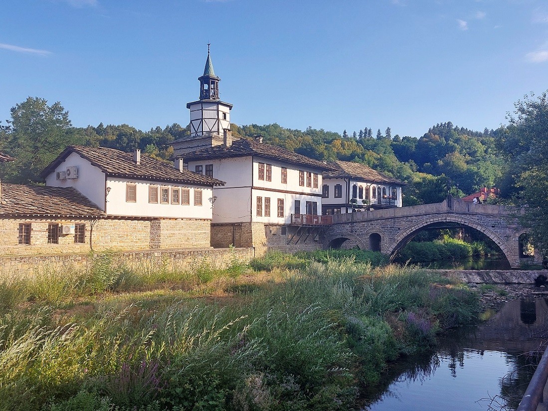 Foto pueblo medieval de Tryavna, puente de piedra, Bulgaria