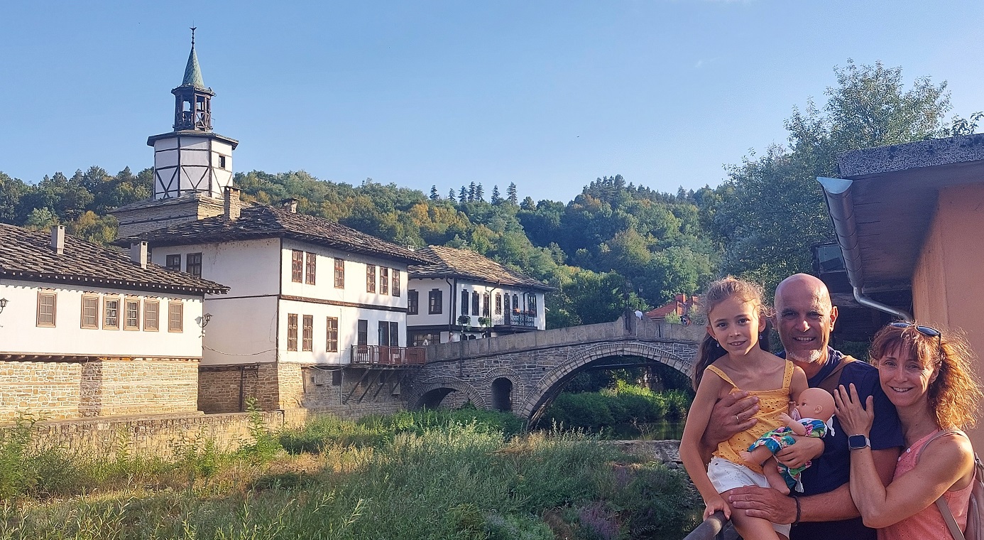 Foto pueblo medieval de Tryavna, puente de piedra, Bulgaria