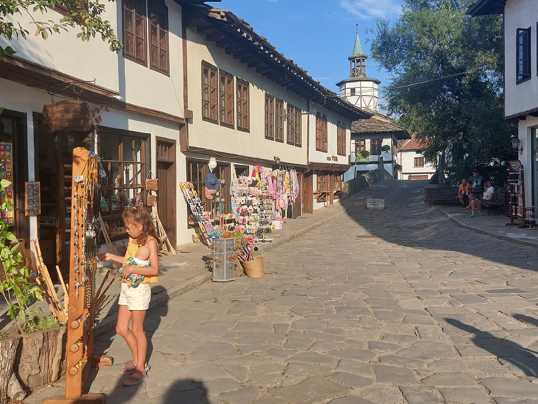 Foto pueblo medieval de Tryavna, puente de piedra, Bulgaria