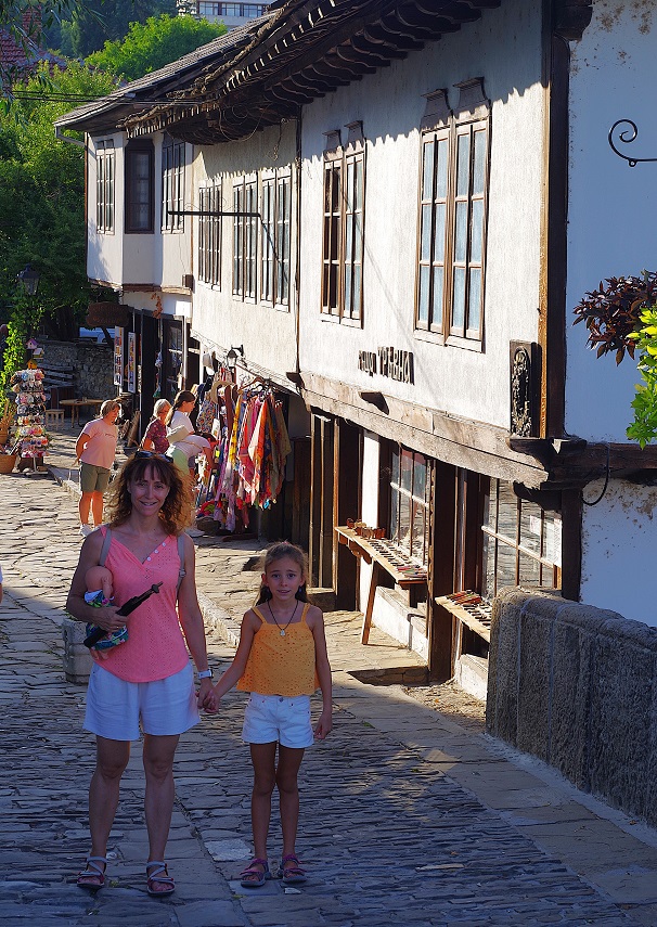 Foto pueblo medieval de Tryavna, puente de piedra, Bulgaria