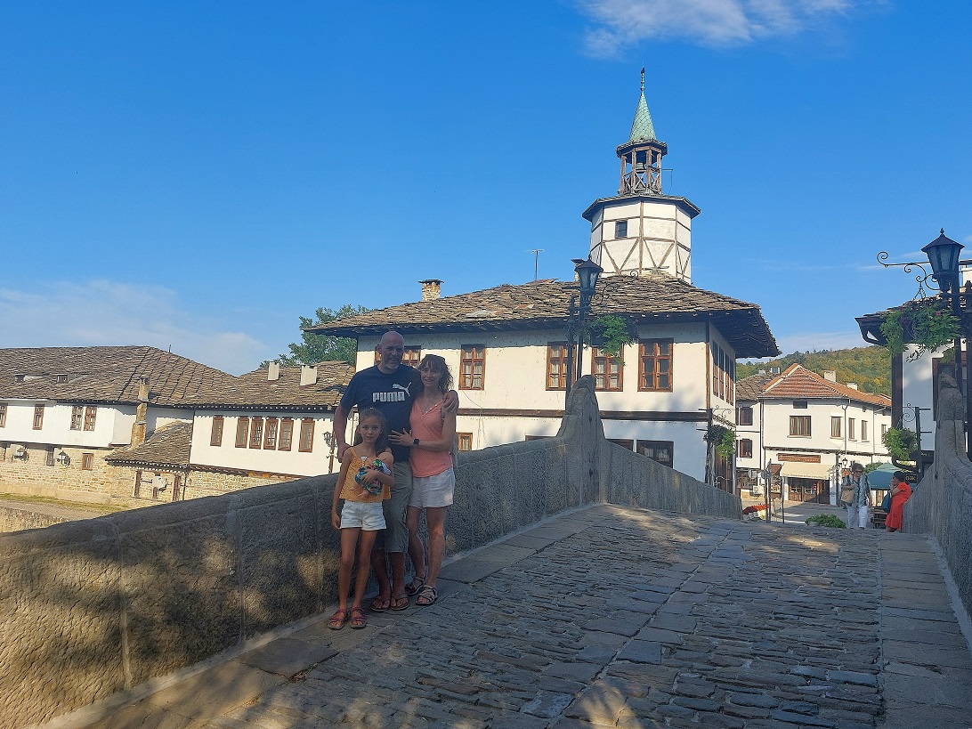 Foto pueblo medieval de Tryavna, puente de piedra, Bulgaria