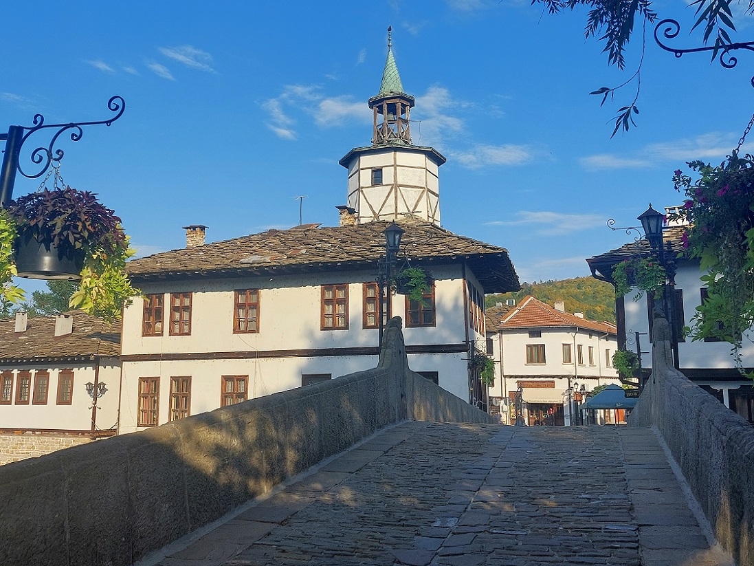 Foto pueblo medieval de Tryavna, puente de piedra, Bulgaria