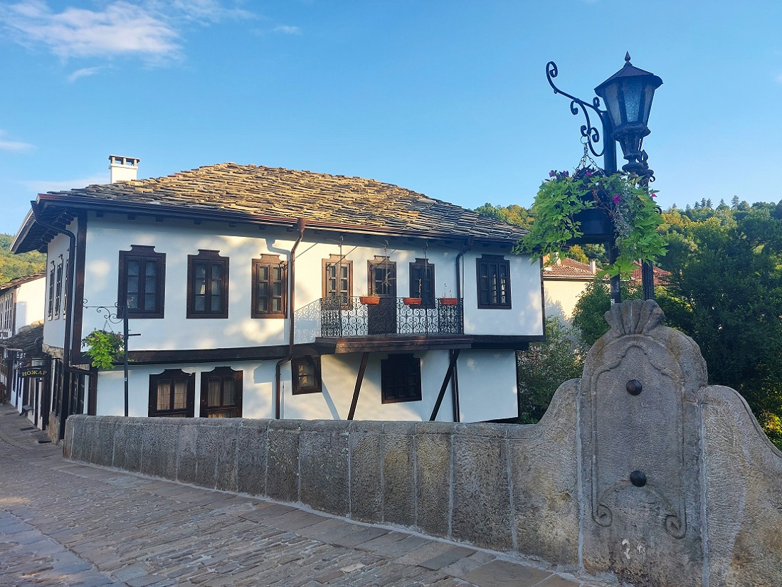 Foto pueblo medieval de Tryavna, puente de piedra, Bulgaria