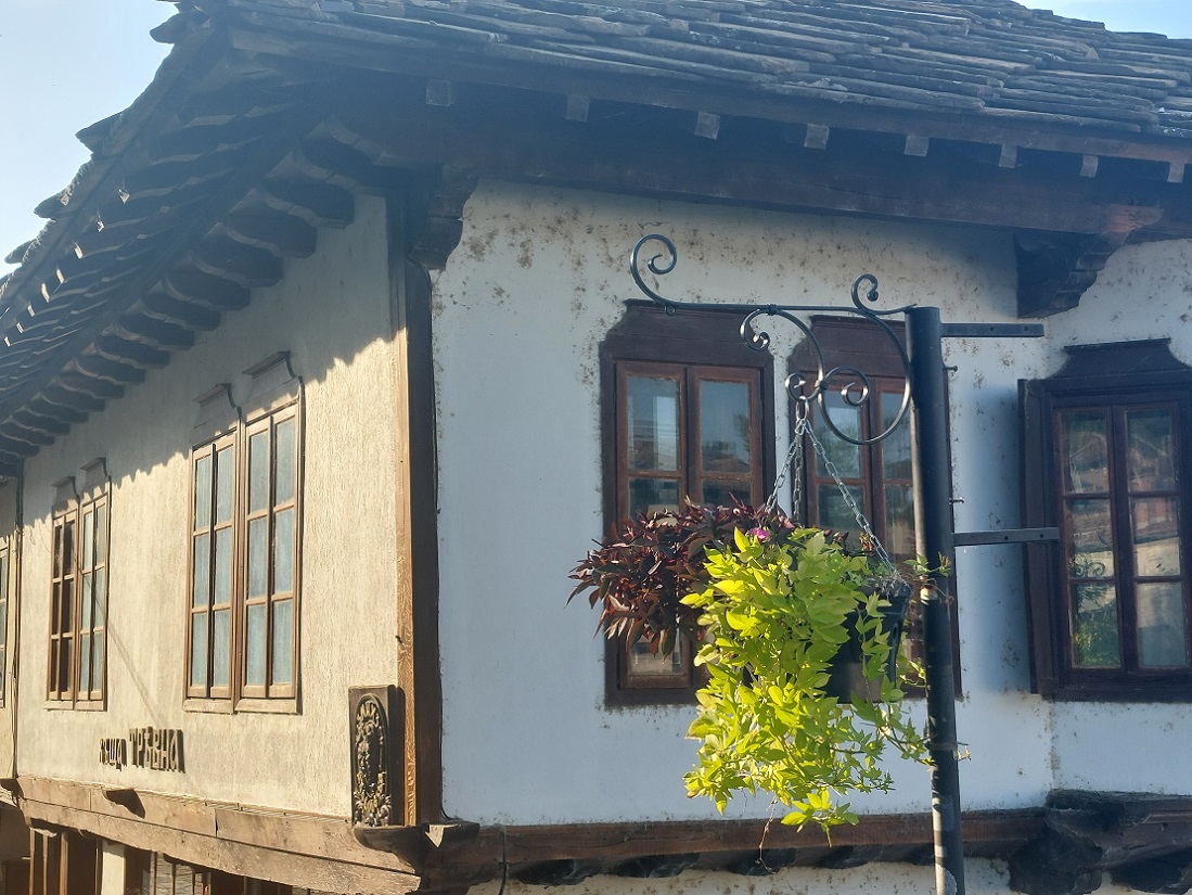 Foto pueblo medieval de Tryavna, puente de piedra, Bulgaria